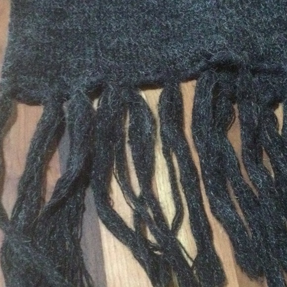 The Bay 75/25% Acrylic/Nylon Double layered scarf, 7 x 32 in.  Excellent Shape. - Picture 3 of 4